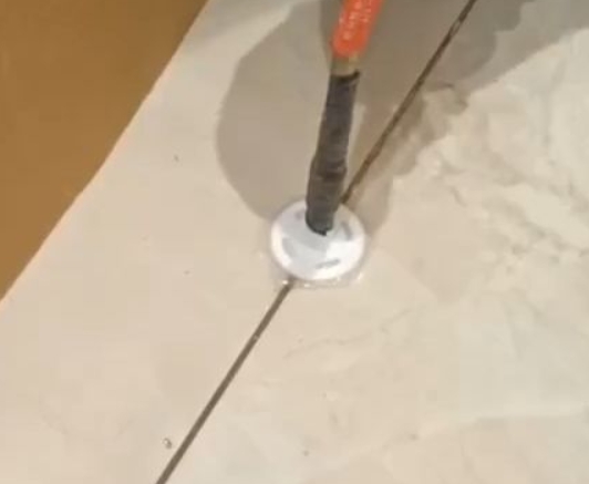 青山湖瓷砖空鼓维修公司专业解答瓷砖在铺贴过程中，如果没有涂抹均匀到位的粘结材料（如水泥砂浆或瓷砖胶），可能会导致以下问题